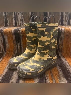Western Chief Kids Camo Rain Boots in Green and Tan